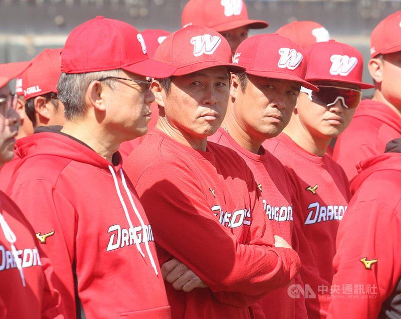 2023球季中職冠軍隊味全龍15日在斗六棒球場進行開訓典禮,教頭葉君璋(前左2)對球員喊話,希望大家不要自滿,要加強自己、保持謙卑的心去比賽。中央社記者張新偉攝 113年2月15日