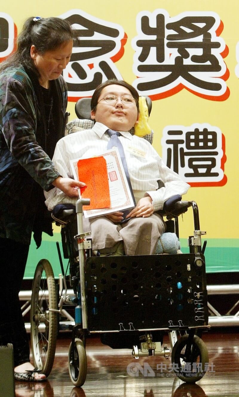 2006年陳俊翰（右）獲頒蔡萬霖先生紀念獎學金。（中央社檔案照片）