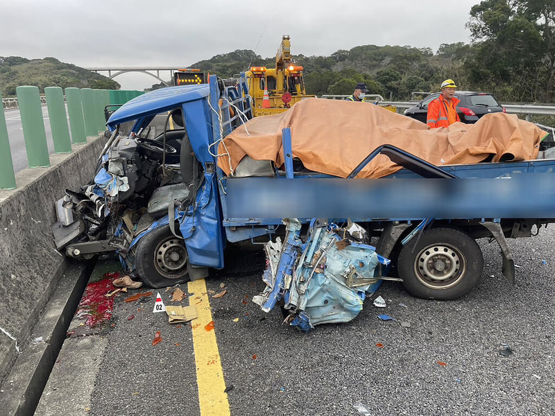 張姓父子16日駕乘自小貨車行經國道3號北上139公里通霄路段，擦撞緩撞車後失控撞擊護欄，車頭幾乎全毀，開車的父親受困車內，脫困後送醫不治；兒子則是有多處外傷。（民眾提供）中央社記者管瑞平傳真  113年2月16日