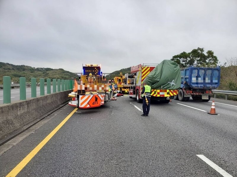 國道緩撞車16日行駛於國道3號139.1公里內側車道,執行撿拾掉落物勤務,開啟警示燈在作業車後方負責警戒,陳姓駕駛發現後方小貨車即將追撞上來,還刻意往左邊偏移,仍無法避免遭撞擊。(警方提供)中央社記者管瑞平傳真 113年2月16日