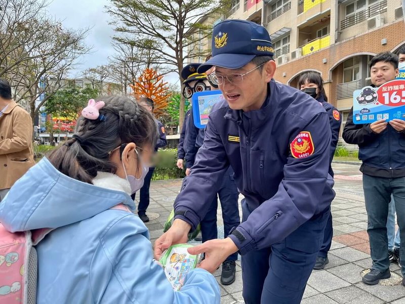 新北市海山警分局長陳保緒（前右）16日帶領家防官、交通組與偵查隊及員警，於開學日啟動護童專案，前往國小交通熱點維護安全，並發放宣導品。（警方提供）中央社記者黃旭昇新北傳真  113年2月16日