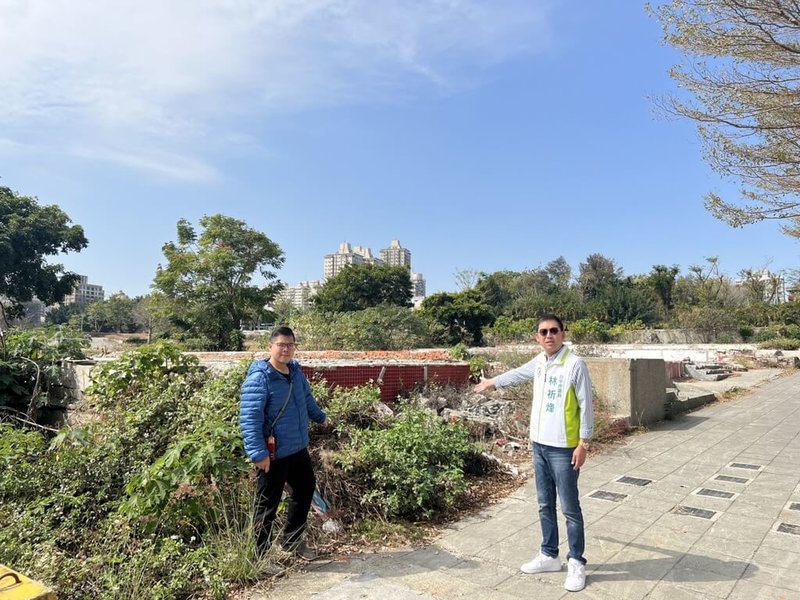 台中市西屯區中科購物廣場因地主台糖公司與承租業者發生法律糾紛而遭市府斷水斷電，建物拆遷後成為現今的廢墟。民進黨籍台中市議員林祈烽（右）16日盼能盡早完成開發興建。（林祈烽服務處提供）中央社記者郝雪卿傳真  113年2月16日