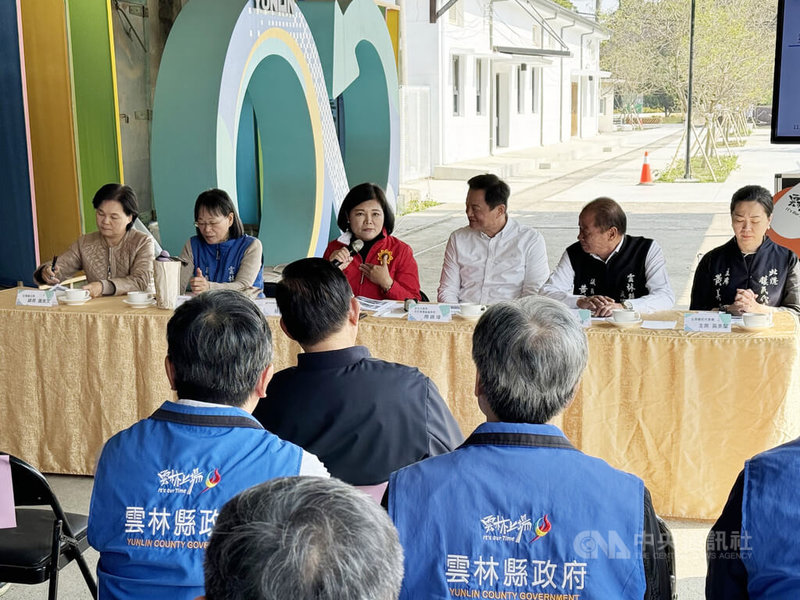 雲林縣北港糖廠鐵道地景文化空間營造計畫近日完工，雲林縣長張麗善（後左3）16日率一級主管視察，並邀前台北縣長周錫瑋（後右3）分享經驗，盼帶動地方經濟，創造觀光人潮。中央社記者姜宜菁攝  113年2月16日