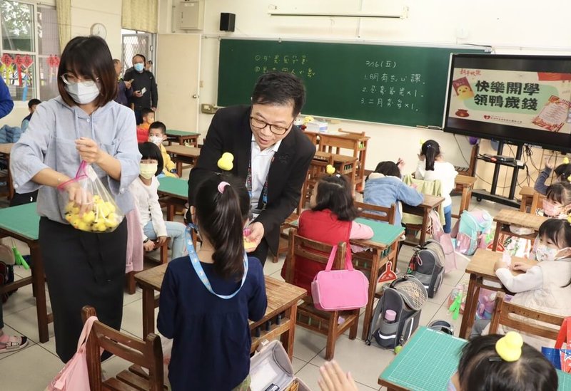 高雄市左營區新上國小16日開學日送給每個學生「黃色小鴨禮」，讓年節幸福歡樂氛圍延續到校園，校方說，希望學童休假與學習的心情無縫接軌。（新上國小提供）中央社記者林巧璉傳真  113年2月16日