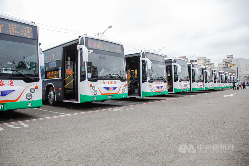 新竹市政府向中央申請汰舊換新購車補助經費，把11輛老舊公車換為低地板公車，17日正式上路，將讓竹市低地板公車從20輛增加至31輛。中央社記者魯鋼駿攝  113年2月16日