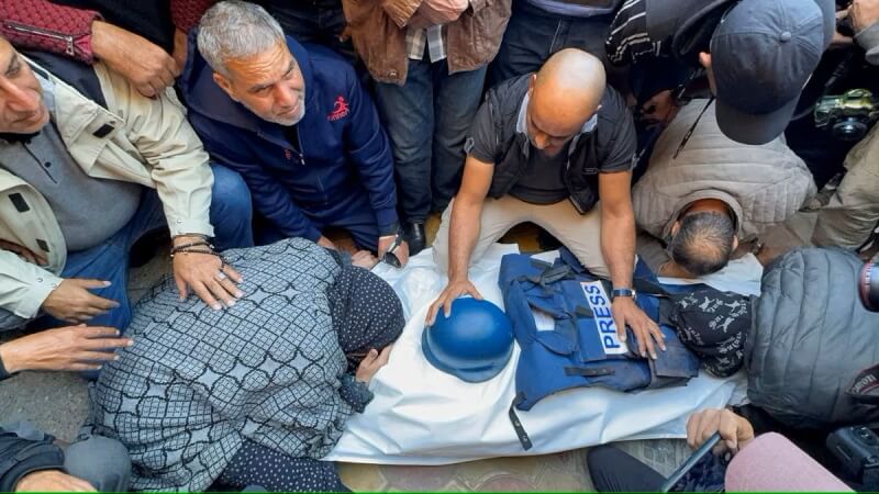 一名半島電視台記者2023年12月16日在以色列無人機襲擊中喪命，民眾參加葬禮葬禮哀悼。（路透社）