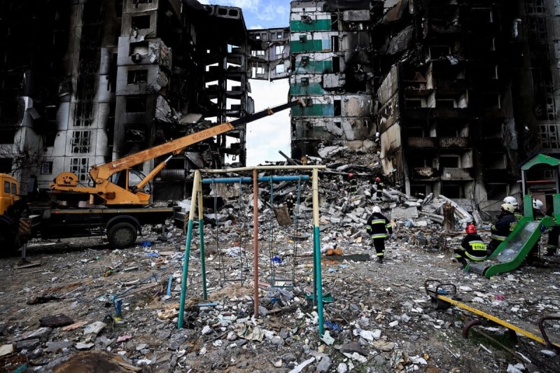 圖為烏克蘭博羅江卡兩棟公寓2022年遭俄羅斯砲擊摧毀。（路透社）