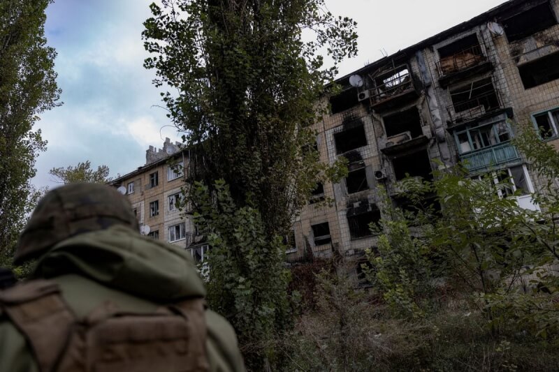 烏克蘭軍隊15日自東部戰略城鎮之一的阿夫迪夫卡部分陣地撤離，全市淪陷恐成時間問題。圖為阿夫季夫卡住宅大樓被摧毀。（路透社）