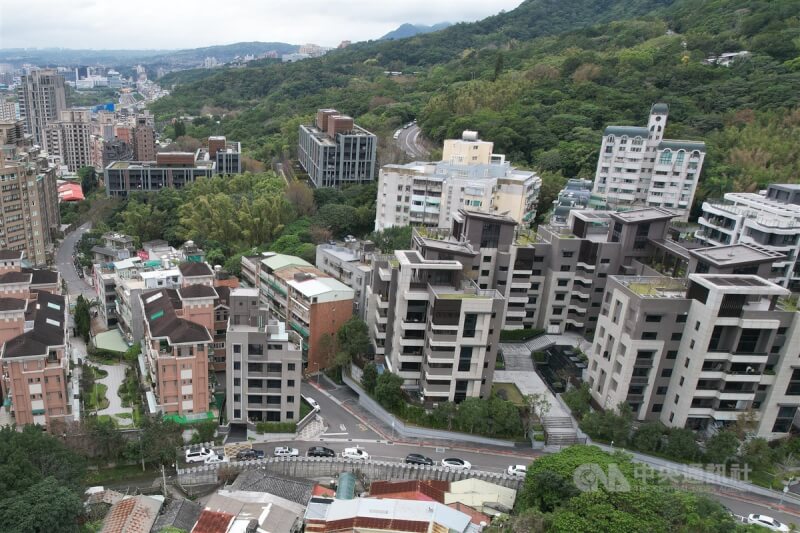 圖為從高處俯瞰台北市北投區建築大樓。（中央社檔案照片）