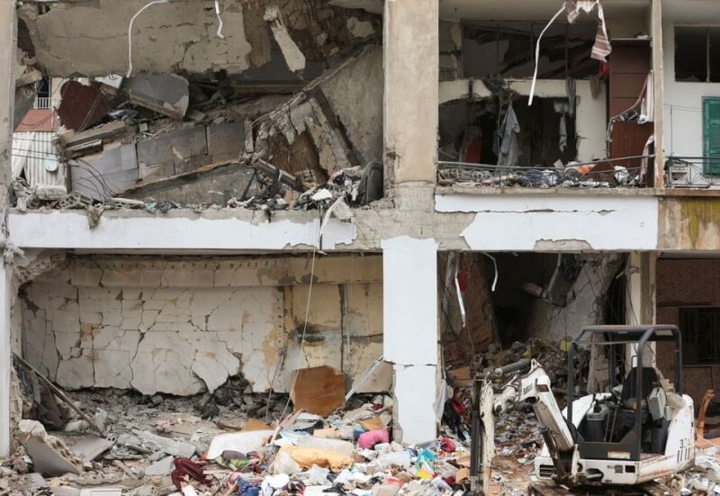 以色列14日晚對黎巴嫩南部空襲，一棟建築物受損。（路透社）