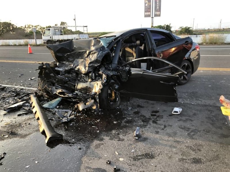 徐姓男子17日下午開車載妻子行經雲林縣土庫鎮奮起里，因不明原因偏離車道，與對向尹姓男子駕駛自小客車相撞，轎車車頭全毀，零件散落一地，受困車中的徐姓夫妻經送醫後搶救仍宣告不治。 （民眾提供）  中央社記者姜宜菁傳真  113年2月17日