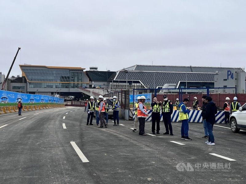 桃園國際機場因應旅運量成長及第3航廈工程推動，20日起恢復航站北路全線通車，通車後國道2號機場端仍是由航站南路前往第1、2航廈，離開機場則行駛新開通的航站北路，恢復南進北出、雙線分流行車動線。中央社記者葉臻攝  113年2月17日