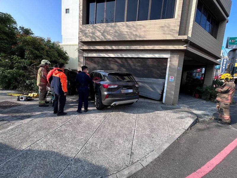 台南市北區一輛自小客車17日上午衝撞民宅，駕駛女子疑似癲癇發作，受傷送醫，警消獲報趕往救援，車頭卡在鐵門上。（台南市警局提供）中央社記者張榮祥台南傳真  113年2月17日