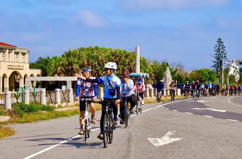 澎湖國家風景區管理處優化澎湖自行車旅遊環境，17日開辦領騎人才培訓服務，除講述「自行車旅遊介紹與趨勢」、「自行車基本維修及常見緊急狀況排除」課程外，也實地帶領車友前往菊島自行車多元路線踏勘並導覽解說。（澎湖國家風景區管理處提供）中央社 113年2月17日