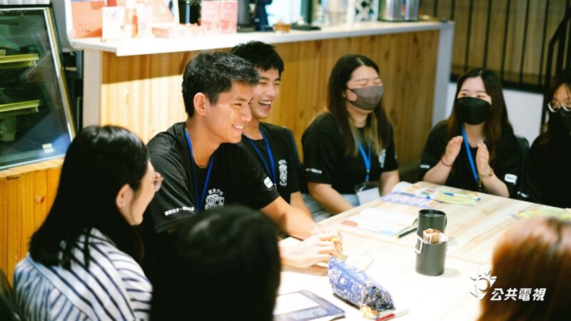 藝人曾敬驊(後左2)、朱軒洋(後左)前進新竹矯正學校擔任營隊隊輔,和少年們互動玩遊戲。(公視提供)中央社記者葉冠吟傳真 113年2月17日