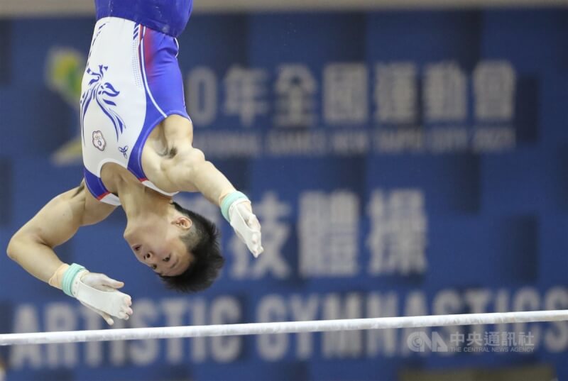 圖為2021年全國運動會「亞洲貓王」唐嘉鴻在男子組競技體操個人全能決賽單槓項目出賽。（中央社檔案照片）