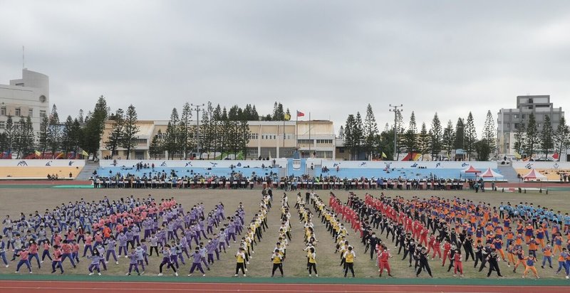 澎湖縣中小學聯合運動會17日開幕，由馬公、中正等7所國小學童表演健身操，場面最為壯觀。（澎湖縣政府提供）中央社  113年2月17日