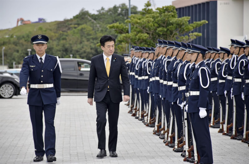 日本防衛大臣木原稔（前左2）17日前往航空自衛隊那霸基地視察。（共同社）
