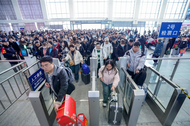 圖為旅客們在山西運城北站檢票口進站搭車。（中新社）