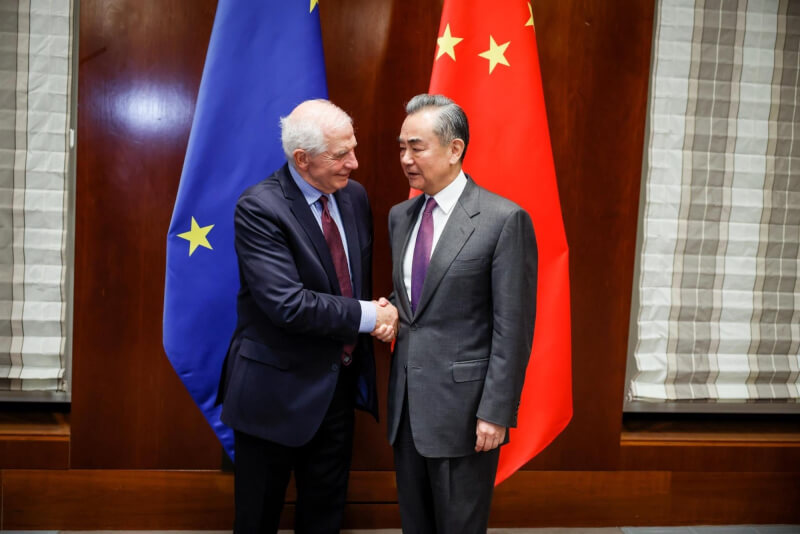 歐盟外交和安全政策高級代表波瑞爾（左）16日在慕尼黑會見中國外交部長王毅（右）。（圖取自twitter.com/JosepBorrellF）