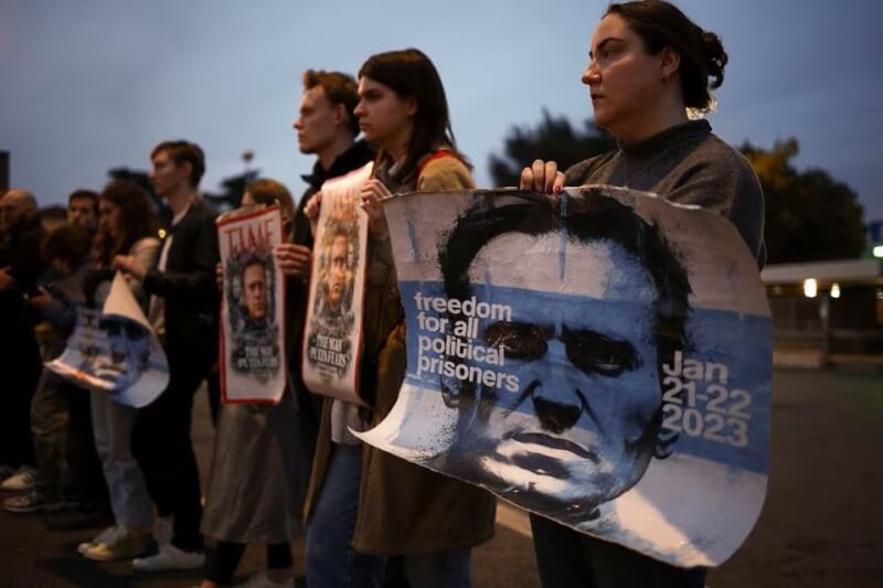 納瓦尼過世後，義大利民眾在俄羅斯駐羅馬大使館附近示威。（路透社）