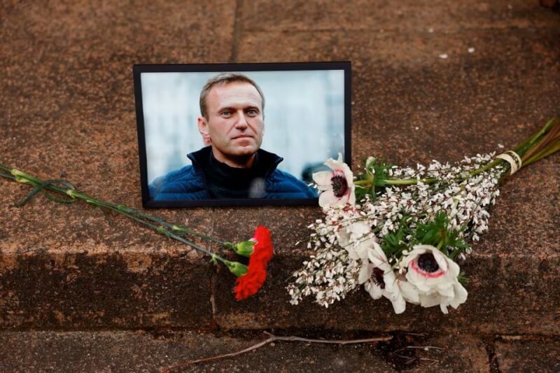 俄羅斯反對派領袖納瓦尼2月命喪獄中，人們在法國巴黎的俄羅斯大使館附近擺上鮮花悼念納瓦尼。（路透社）
