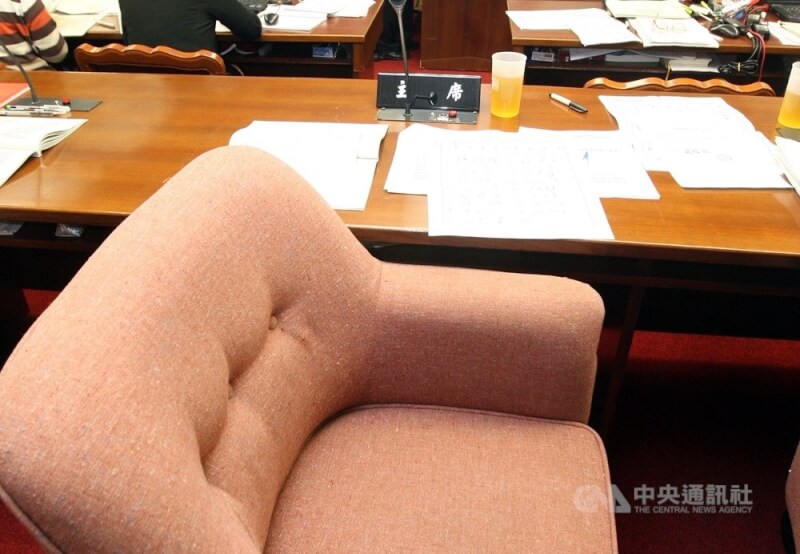圖為立院委員會主席座席。（中央社檔案照片）