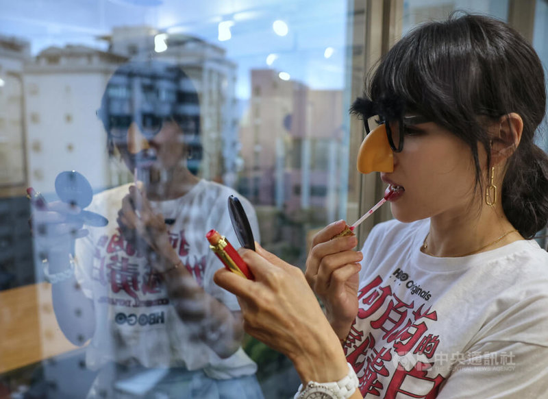 作家宅女小紅(圖)驚喜影集「何百芮的地獄毒白」製作團隊能把她零碎的日常散文串連成完整故事,也認為每段感情都是更認識自己的過程。中央社記者王飛華攝 113年2月18日