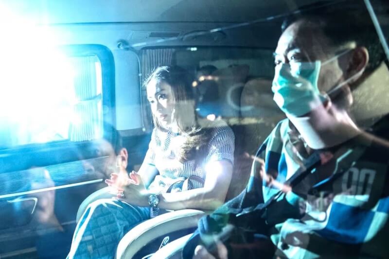 前泰國總理戴克辛（右）18日搭車離開警察醫院。左為戴克辛女兒。（路透社）