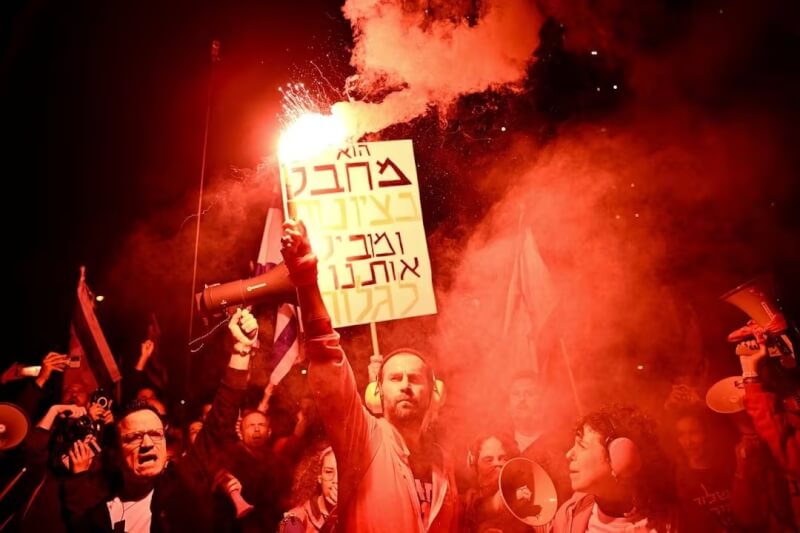 數千名以色列民眾在特拉維夫街頭發動反政府抗議行動。（路透社）