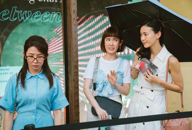 影集「何百芮的地獄毒白」透過喜劇幽默方式來看待被分手過程中的酸甜苦辣,演員郭書瑤(左)在劇中好友鍾瑶(右)、孫可芳(中)陪伴下克服情傷。(HBO GO提供)中央社記者葉冠吟傳真 113年2月18日
