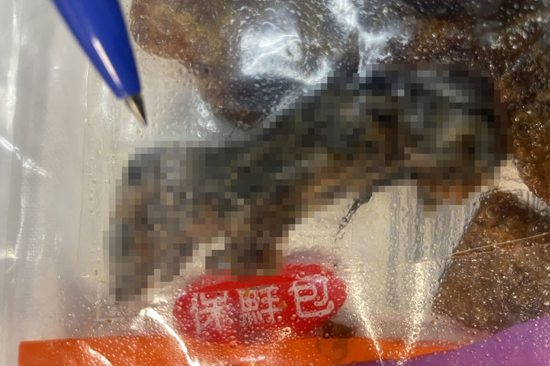 台南有民眾向市議員盧崑福服務處投訴，指稱日前在市面上買了1包零食豆乾，打開吃了一些後，發現包裝內有一隻疑似小老鼠黑色乾屍。（盧崑福服務處提供）中央社記者楊思瑞台南傳真  113年2月18日