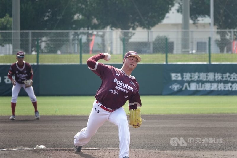 中職樂天桃猿隊日籍投手鈴木駿輔（前）18日在石垣島交流賽登板，先發投2局無失分、最快球速148公里，最終桃猿隊成功擊敗日職千葉羅德海洋隊、中止石垣島交流賽10連敗。中央社記者謝靜雯攝  113年2月18日