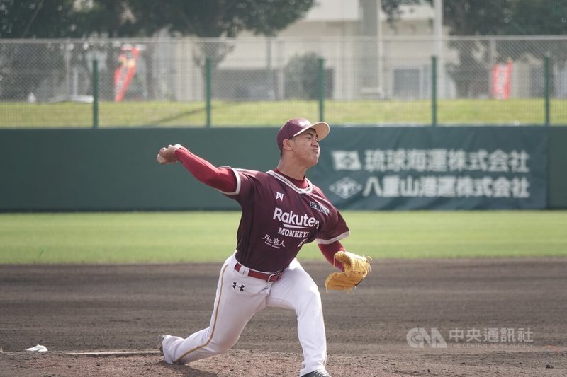 中華職棒樂天桃猿隊18日在石垣島交流賽擊敗日職千葉羅德海洋隊，桃猿隊近期改動作的中繼投手林華偉（圖）投1局無失分，被二軍總教練曾豪駒點名進步多。中央社記者謝靜雯攝  113年2月18日