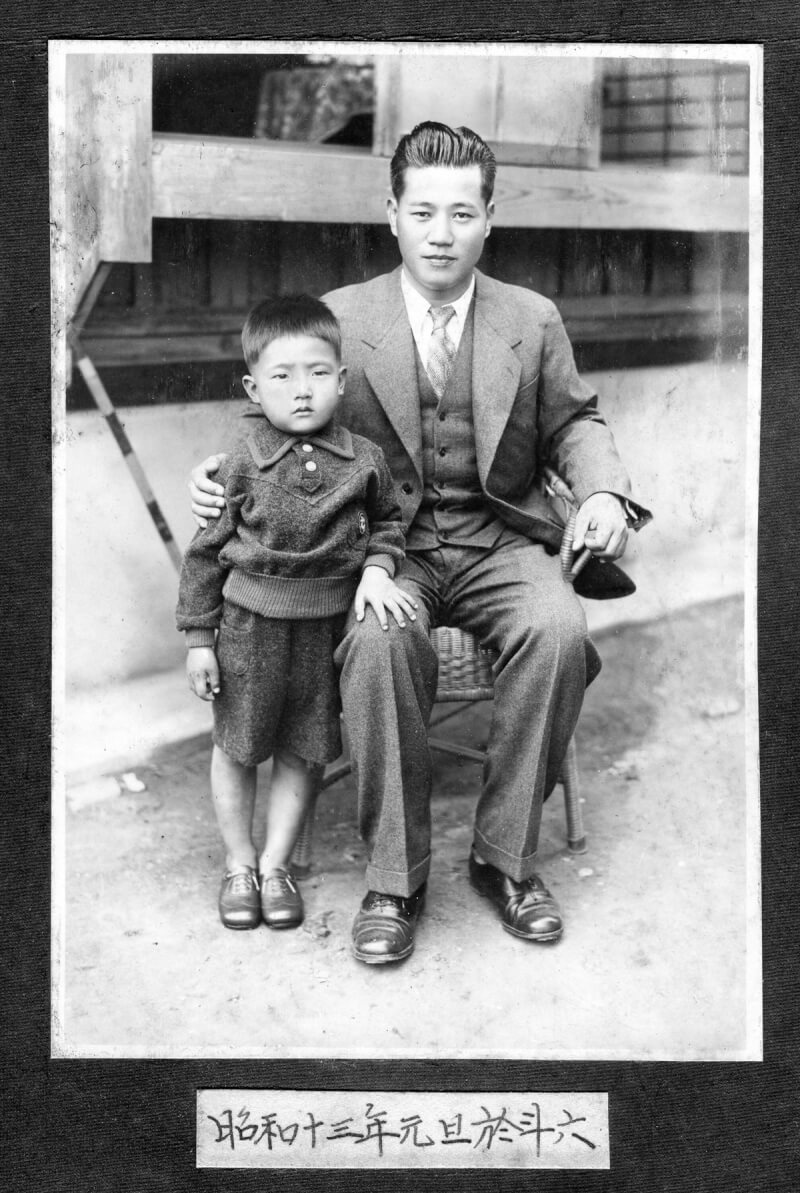 紀錄片「尋找湯德章」裡人權律師湯德章與養子湯聰模的家族相片,攝於西元1938年(昭和13年)元旦。(希望影視提供)中央社記者葉冠吟傳真 113年2月18日