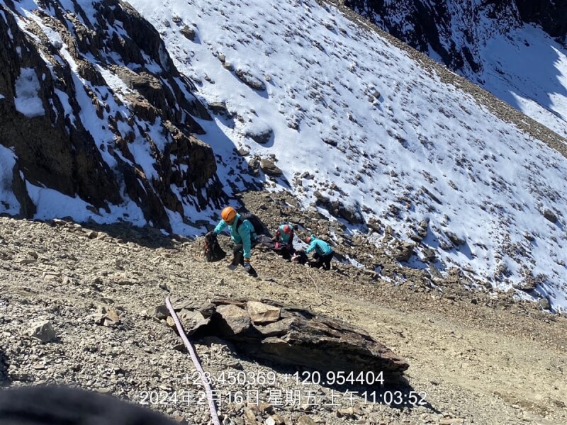 黃姓男子日前申請獨攀玉山國家公園鹿山,意外墜谷身亡卻無人發現,另名山友16日為撿冰斧才發現黃男遺體,轄區高雄市消防局獲報協助申請空勤直升機出動吊掛遺體下山。(民眾提供)中央社記者蕭博陽南投縣傳真 113年2月17日