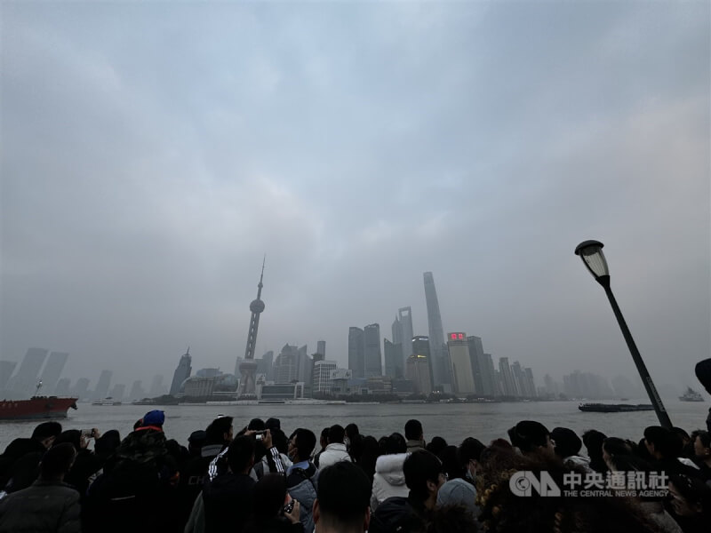 圖為去年12月31日上海空氣品質不良，著名地標東方明珠塔被霧霾籠罩。（中央社檔案照片）