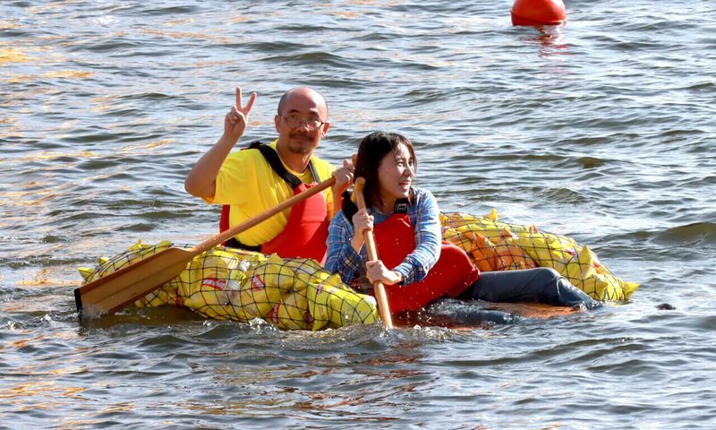 由高雄市運發局舉辦的「創意環保自力造筏」大賽18日在愛河水域登場，有隊伍發揮創意，以袋裝洋芋片製成船筏完賽。（高雄市運發局提供）中央社記者蔡孟妤傳真 113年2月18日