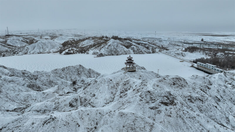 甘肅省酒泉市鴛鴦池水庫18日被大雪覆蓋。（中新社）