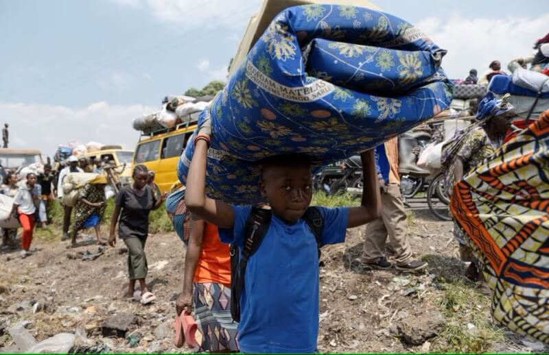 大批剛果民眾7日舉家出逃遠離戰火威脅。（路透社）