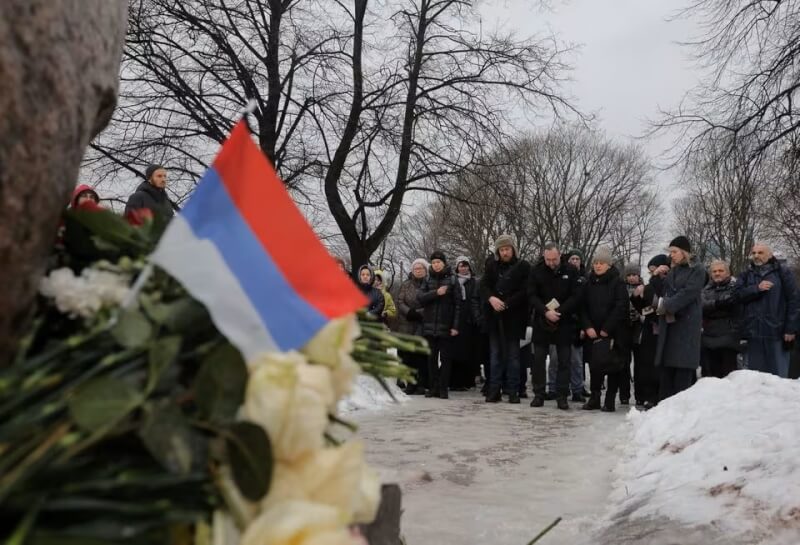 聖彼得堡民眾17日聚集在政治鎮壓受害者索洛維茨基紀念碑前悼念俄羅斯反對派領袖納瓦尼。（路透社）