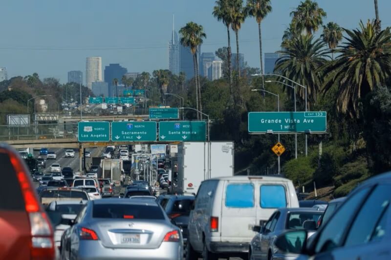 圖為美國加州洛杉磯高速公路上的汽車。（路透社）