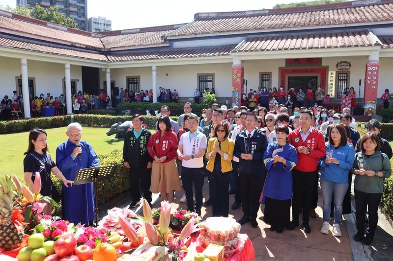 高雄市客家事務委員會19日上午在新客家文化園區文物館舉行客家傳統祭儀「新春祈福」，市府秘書長郭添貴（右5）、議長康裕成（右6）、副議長曾俊傑（右7）與鄉親遵循古禮行「三獻禮」，祈求新的一年平安順遂。（高雄市客委會提供）中央社記者張已亷傳真  113年2月19日