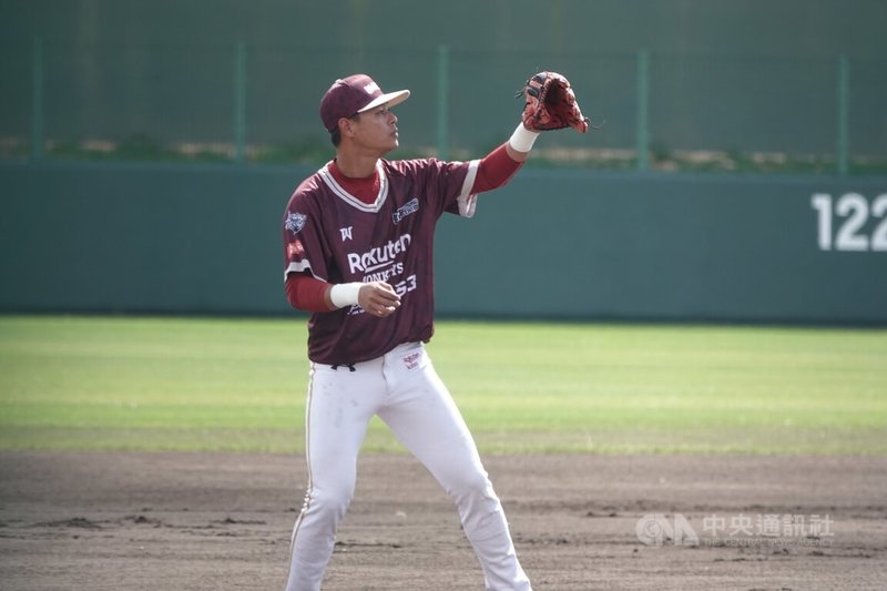 中華職棒樂天桃猿隊「阿明哥」楊家勝（圖）此次石垣島交流賽攻守有發揮，盼學習日本球員積極態度做出改變，18日比賽單場2安、還有三壘飛撲美技。圖為楊家勝17日出賽畫面。中央社記者謝靜雯攝  113年2月19日