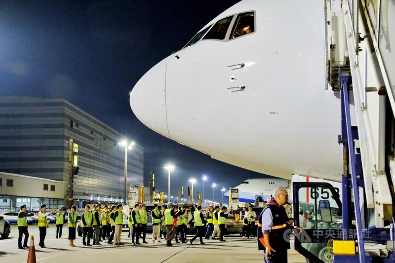 日本航空在睽違14年後重啟台日貨機業務，班機19日晚間抵達桃園國際機場，未來將採固定航班營運，日本航空特別邀請日本台灣交流協會、桃機公司以及相關業務單位到場見證。中央社記者吳睿騏桃園機場攝  113年2月19日