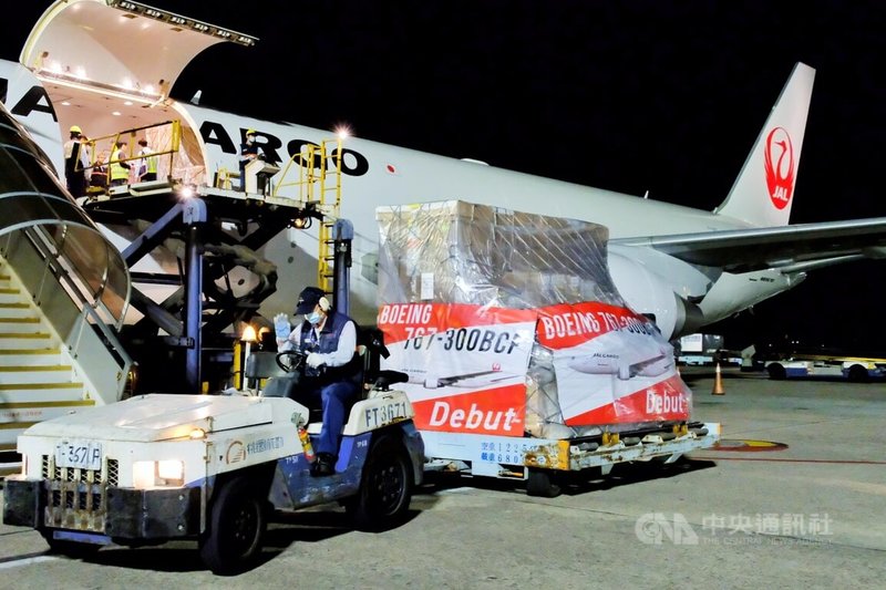 日本航空在睽違14年後重啟台日貨機業務，並指出，公司所擁有的貨機為客改貨的改裝波音767-300ER班機，未來將尋求有穩定需求的貨運伙伴合作，以提高飛機利用率及載貨率。中央社記者吳睿騏桃園機場攝  113年2月19日