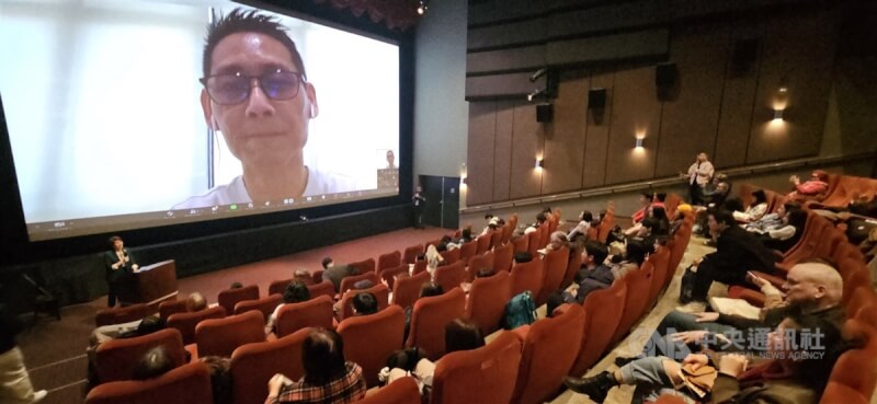 導演王禮霖透過網路視訊分享拍攝「富都青年」的酸甜苦辣，他表示這是一部「愛」的電影，感謝台灣給他很多愛與幫助。中央社記者程愛芬溫哥華攝 113年2月19日