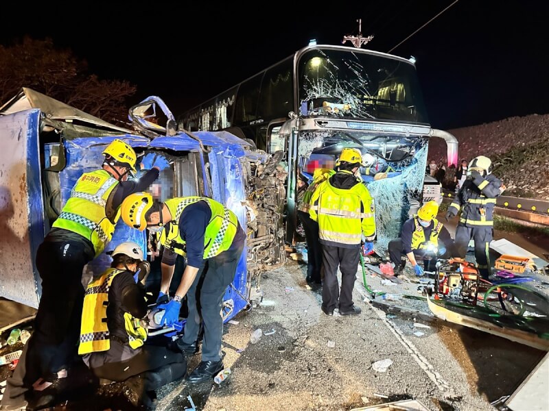 台中市大甲區18日晚間發生遊覽車與貨車相撞事故，消防人員獲報到場，救出7名受困傷者，其中年約60歲貨車司機當場失去生命跡象，送醫搶救中，確切肇事原因待釐清。（民眾提供）中央社記者郝雪卿傳真 113年2月18日