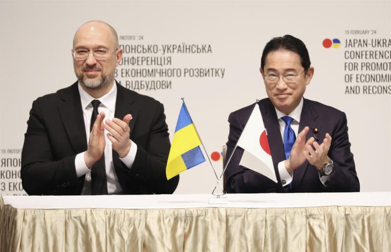 日本首相岸田文雄（右）及烏克蘭總理什米哈爾（左）19日出席日本與烏克蘭經濟復興推進會議。（共同社）