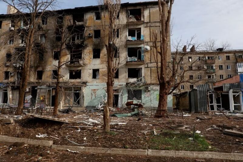 圖為去年阿夫迪夫卡在戰鬥中被嚴重破壞的民宅。（路透社）
